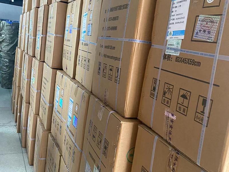 一次性手術(shù)衣裝箱準(zhǔn)備發(fā)貨